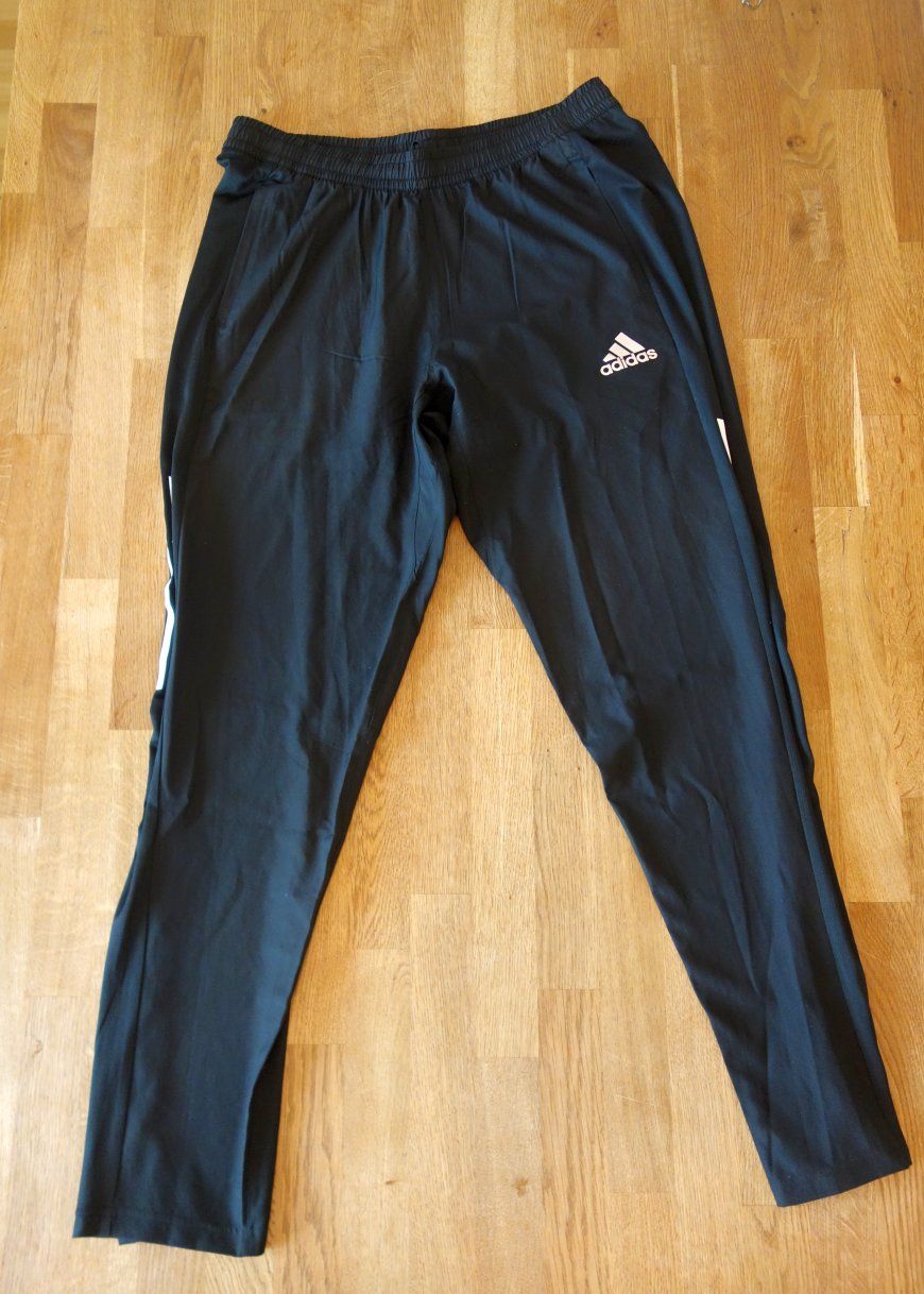 Adidas Pantaloni: Adidas Trainingshose schwarz M – Usato da Burgdorf venduto da Schakal3
