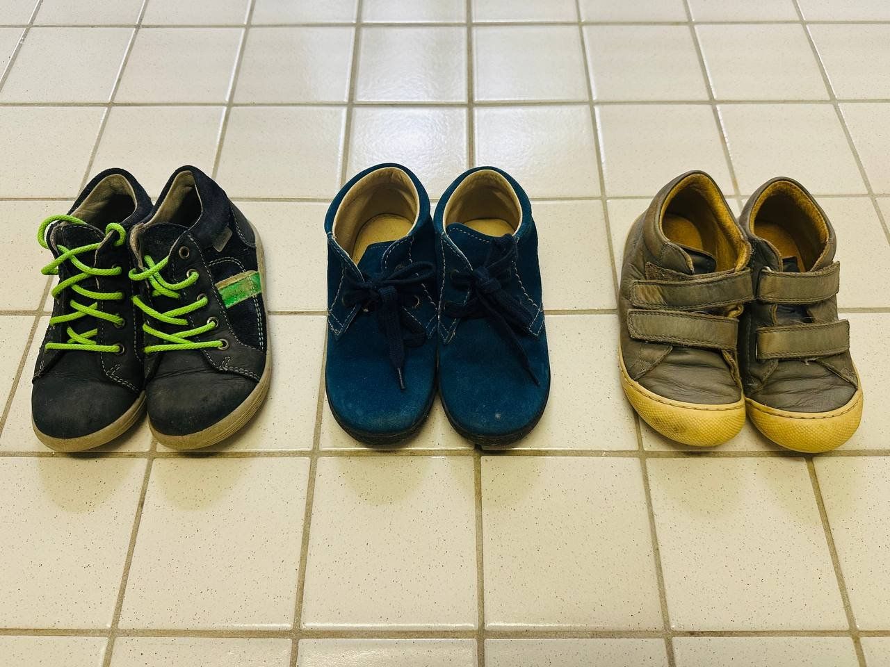 Scarpe da uomo: 3 Paar Kinderschuhe Gr. 26 – Usato da Basel venduto da MHJME