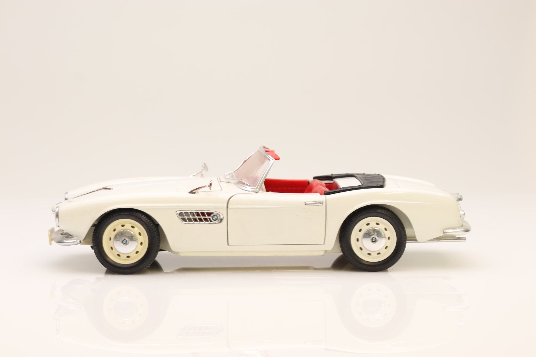 BMW Modellini d'auto: Revell BMW 507 Modellauto 1/18 – Usato da Ried (Muotathal) venduto da Modellbahn.swiss 3
