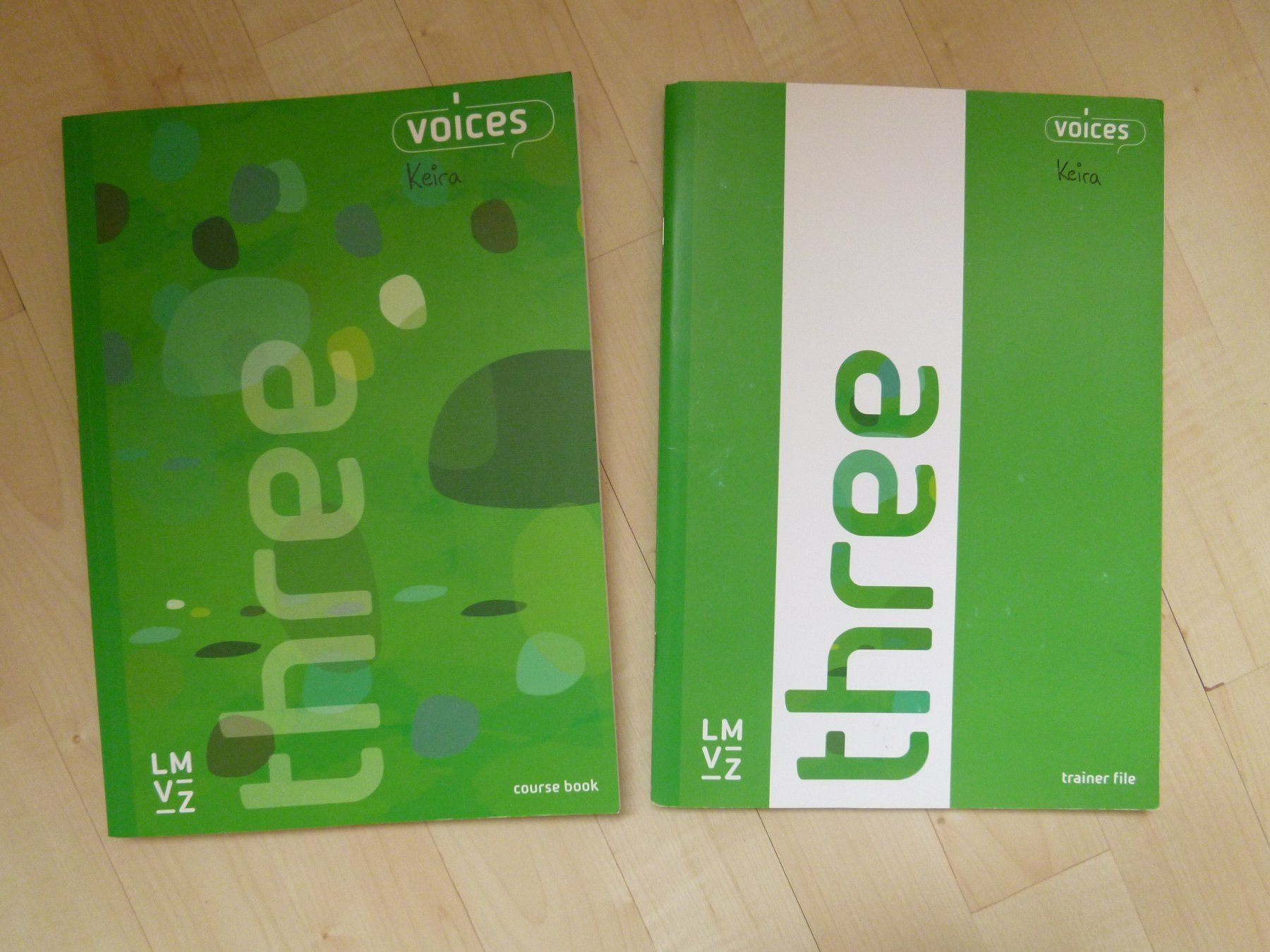 Libri: 2 voices Schulhefter LMVZ THREE trainer file & course book – Usato da Dättlikon venduto da Mamakuga
