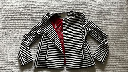 OUI: schöner gestreifter Blazer, kurz