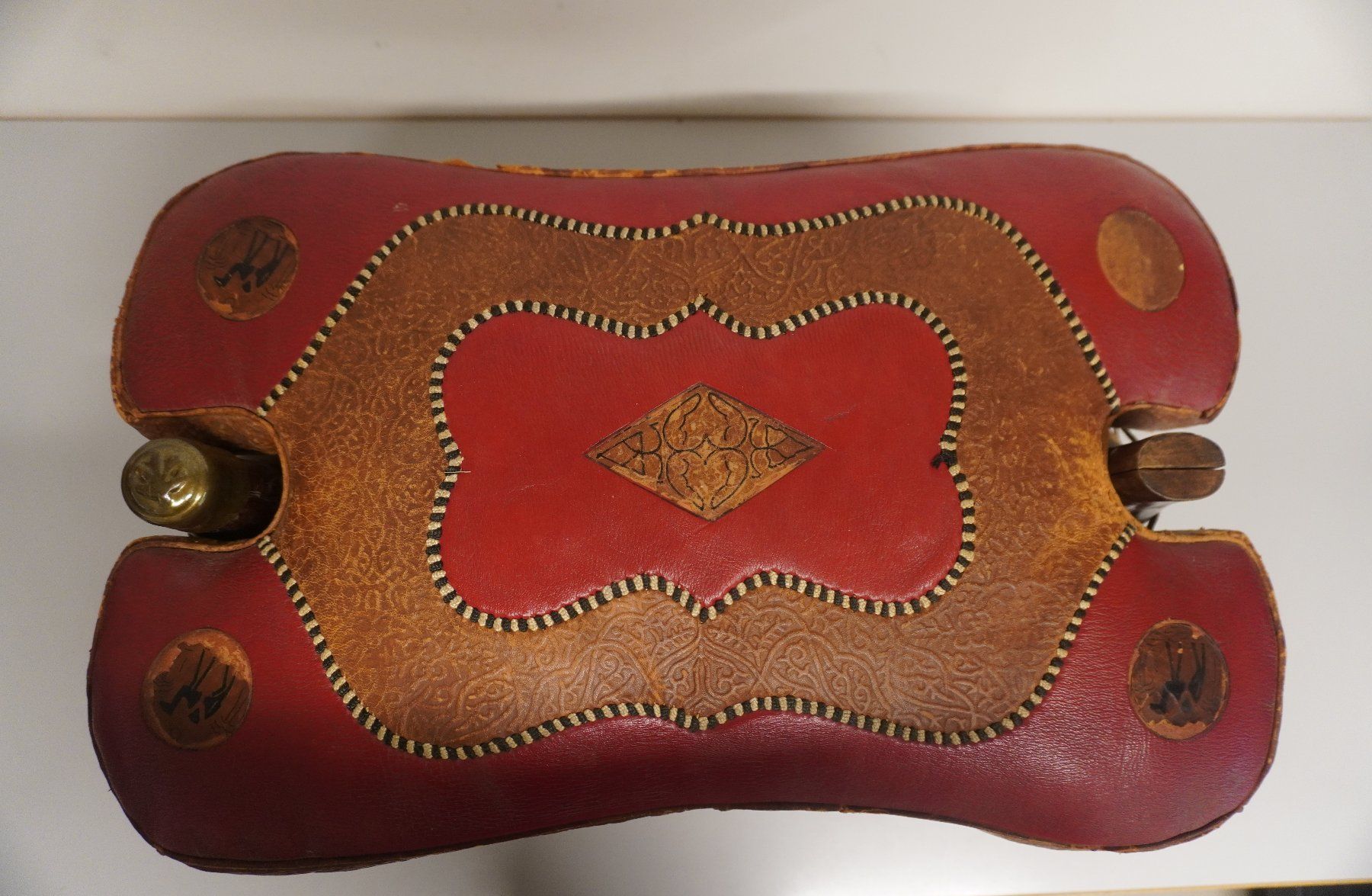 Sgabelli: Vintage Kamelhocker - Leder - Orient (MA333) – Usato da Basel venduto da B.W.B. 8