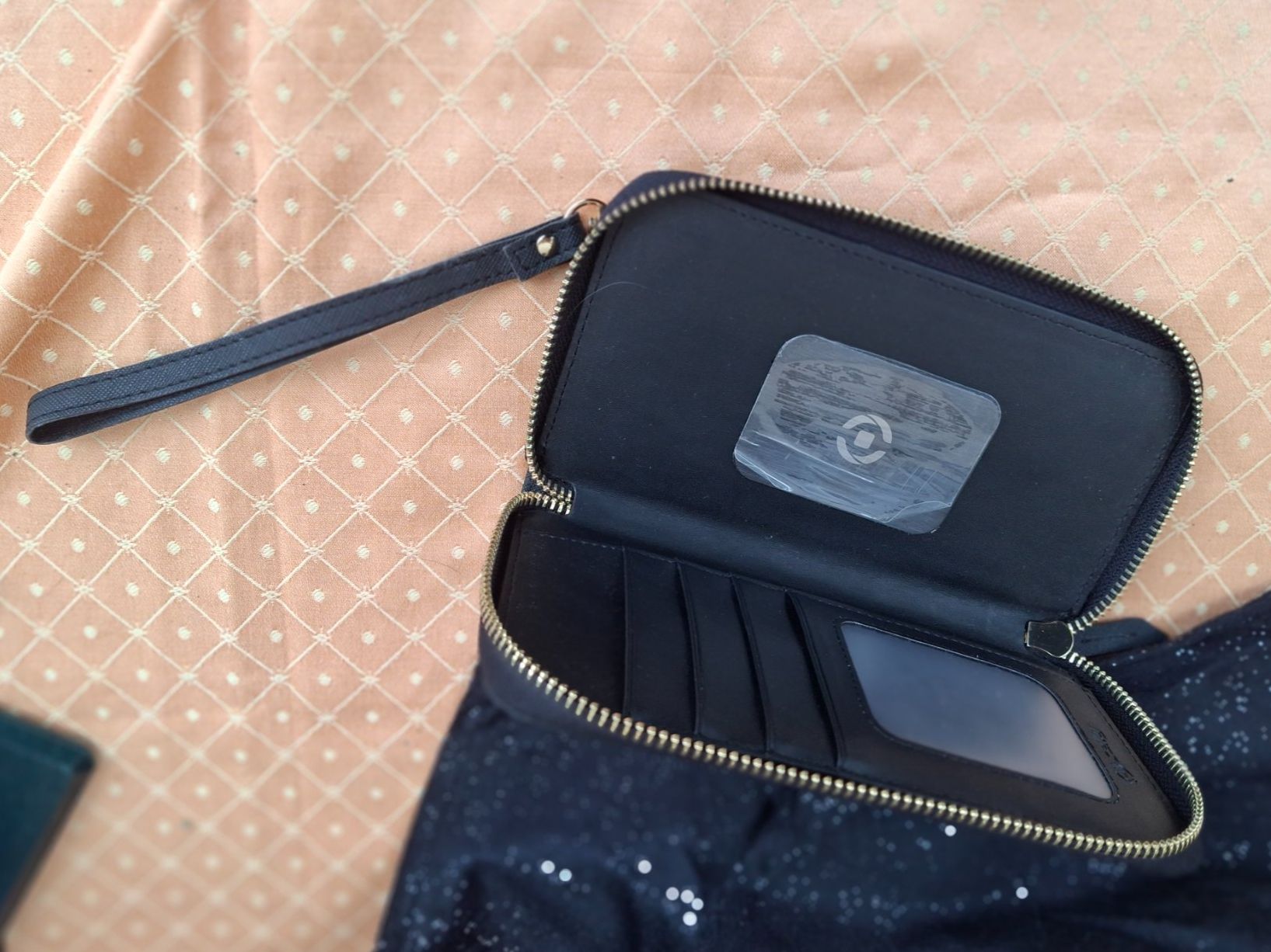 Altro in  Abbigliamento & Accessori: Damen Leder Visakarten- & Handytasche CELLY schwarz – Nuovo (secondo la descrizione) da Münchenbuchsee venduto da babilibern 3