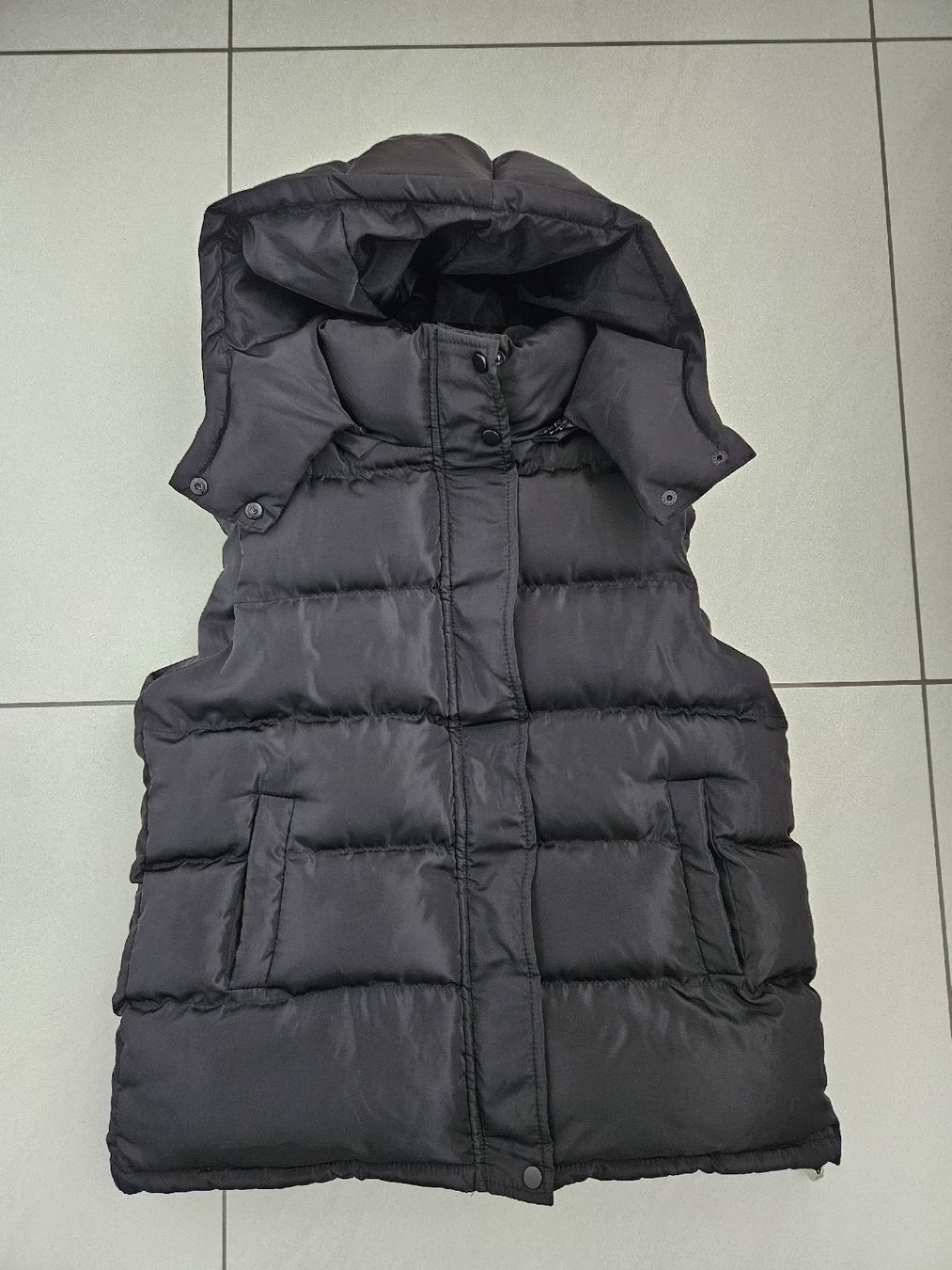 Gilet & Giacche: Schwarze Daunenweste mit Kapuze – Nuovo (secondo la descrizione) da Oftringen venduto da Mrg3