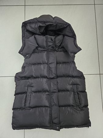 Schwarze Daunenweste mit Kapuze