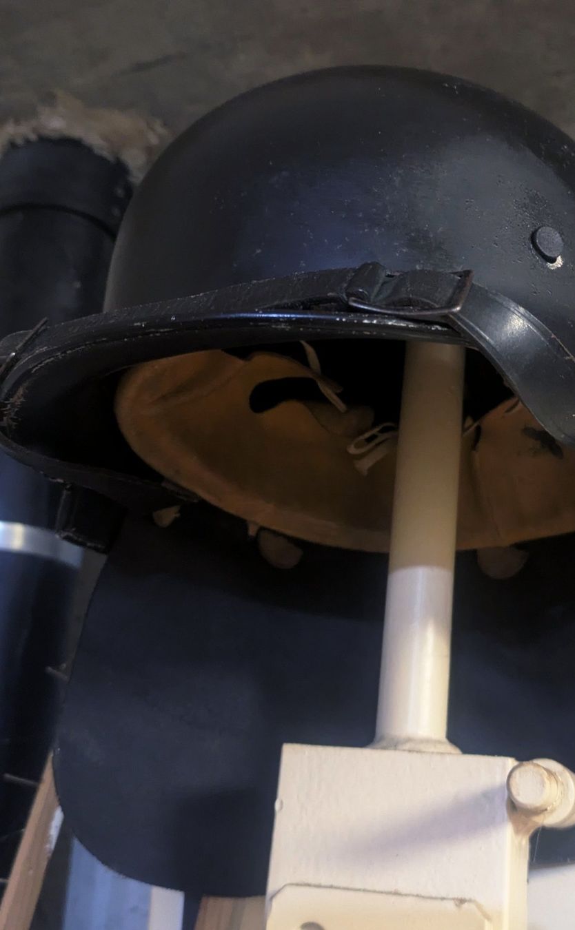 Uniformi & Effetti personali: Feuerschutzpolizei Stahlhelm M34 DD – Usato da Buttisholz venduto da ArmeeShopCH