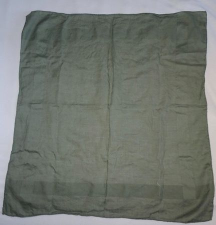 Foulard carré en tissu couleur vert kaki