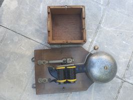Sonnette ancienne en bois et métal, collection