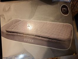 INTEX Luftbett mit Pumpe TWIN SIZE neuwertig