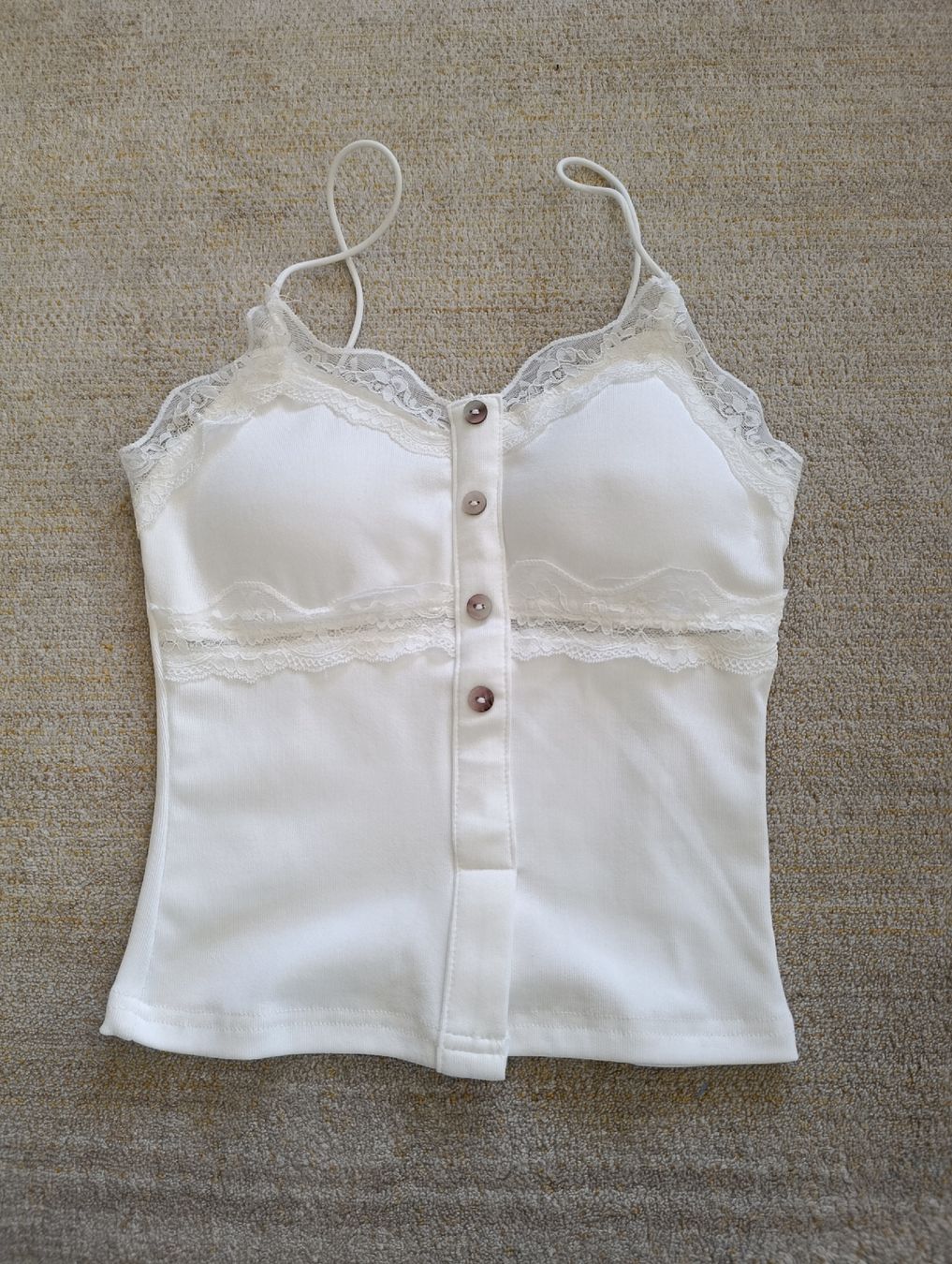 Top: TOP À BRETELLES BLANC COUSSINETS INTÉGRÉS XS – Nuovo (secondo la descrizione) da Sierre venduto da shirley04