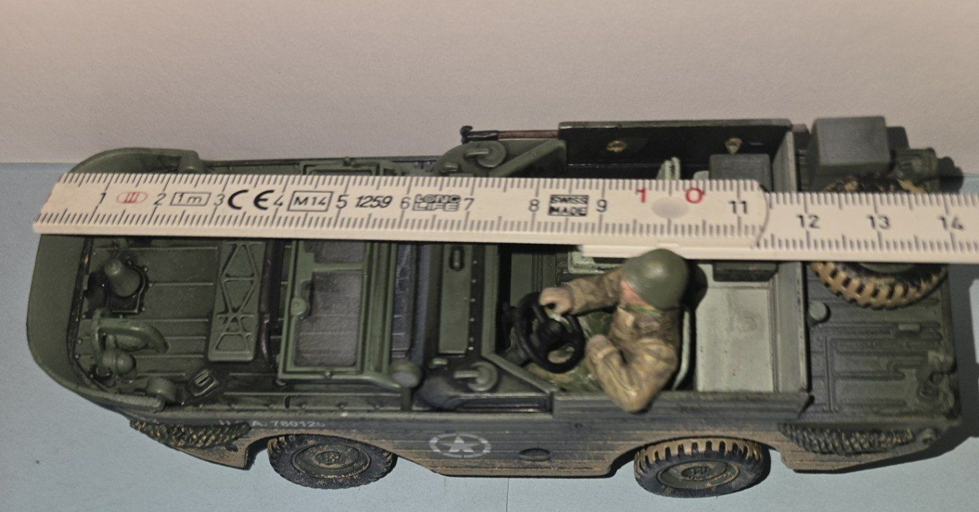 Volkswagen Modellini d'auto: Amphicar Modelauto mit Soldat,  im Tarnmuster, ca. 1:43 – Usato da Hornussen venduto da Corvette- 1