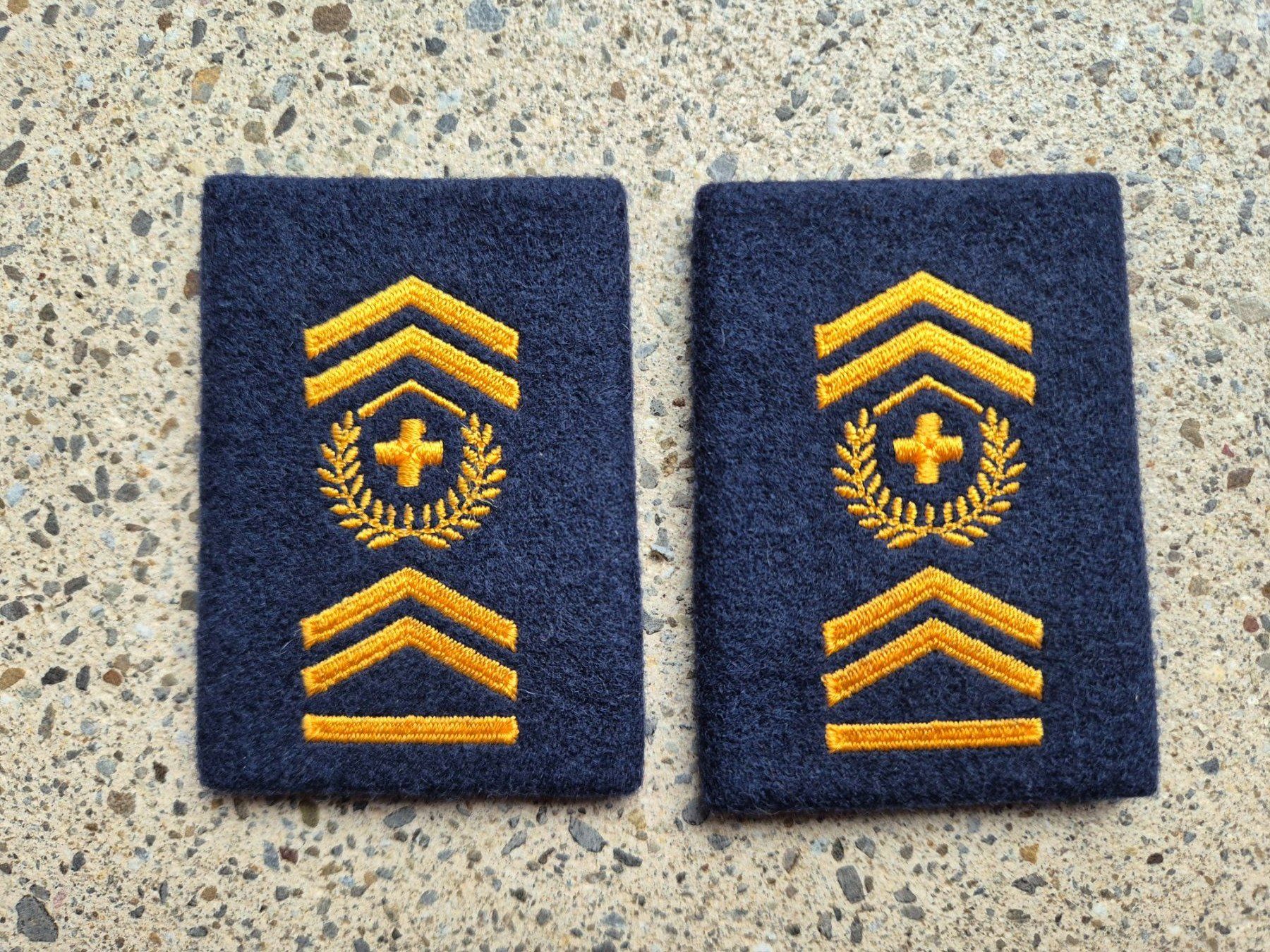 Schweizer Armee Placchette & Badge: * Gradabzeichen Patten Hauptadjutant Set Luftwaffe * – Nuovo e nell'imballaggio originale da Riedholz venduto da fr_sIruP