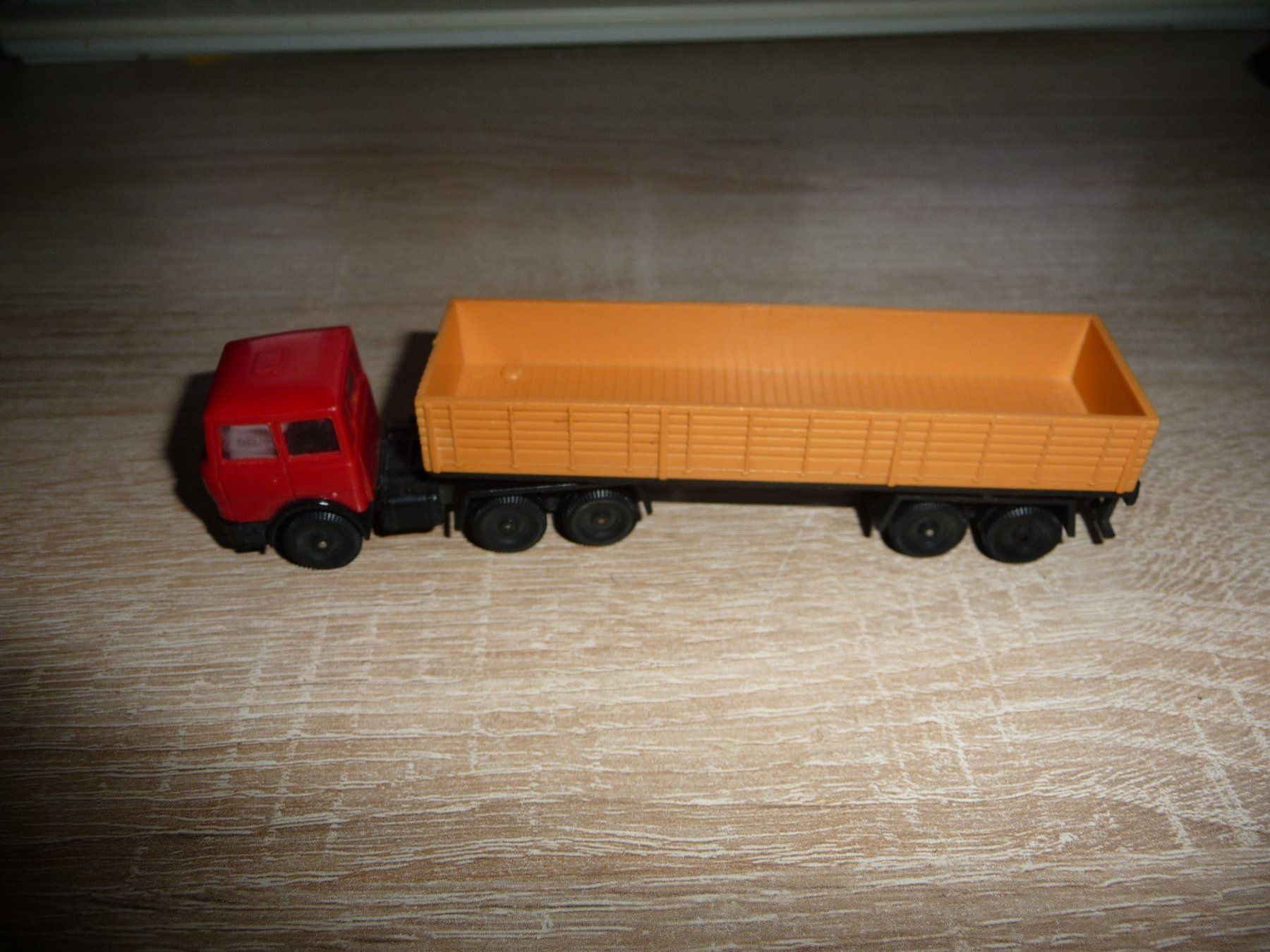 Fiat Modellini d'auto: Lima LKW Rot Satellschlepper 1:87 – Usato da Rapperswil SG venduto da 1035f
