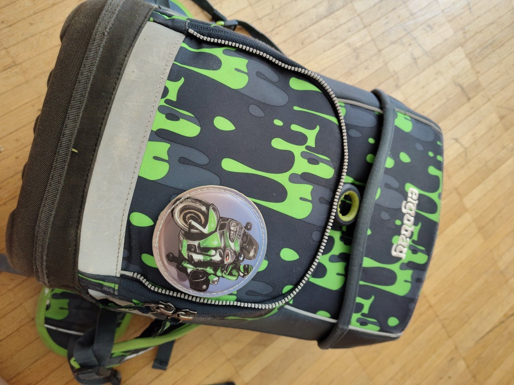 Ergobag Borse & Zaini: Grün-schwarzer Ergobag Schulthek mit Polizei-Kletties – Usato da Uster venduto da Truda