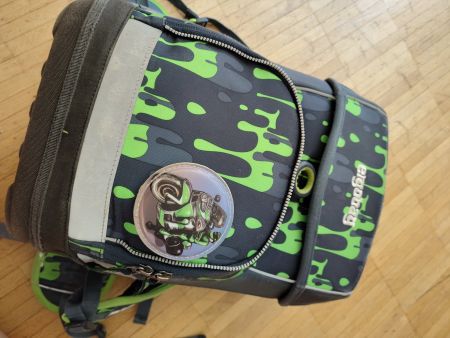 Grün-schwarzer Ergobag Schulthek mit Polizei-Kletties