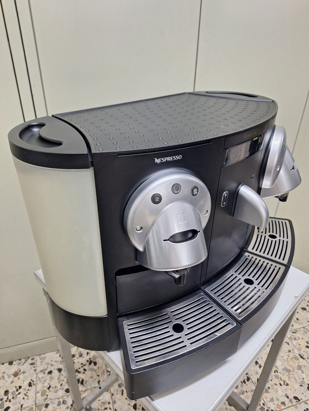 Nespresso Macchine per caffè & Macchine per espresso: 2 x Machine à café (capsule) NESPRESSO GEMINI 200 – Difettoso da Laconnex venduto da Patkek29 1