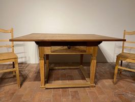 Antiker Tisch mit 2 Stühlen