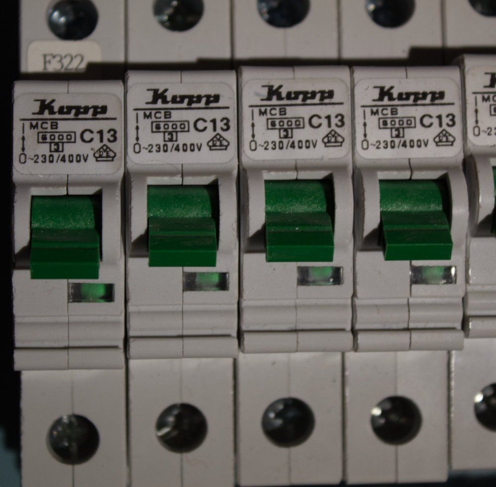 Componenti elettronici: Diverse Sicherungsautomaten, Nullleitertrenner, FI-Schalter – Usato da Zürich venduto da mac_l2k9 1