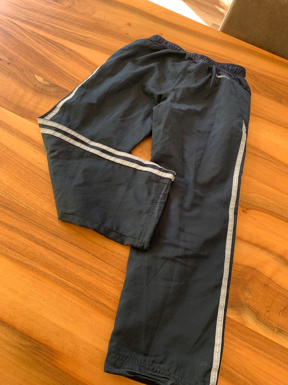 Adidas Hosen: Adidas Sporthose / Trainerhose Grösse 128 – Gebraucht aus Meiringen von Jackwashere 2
