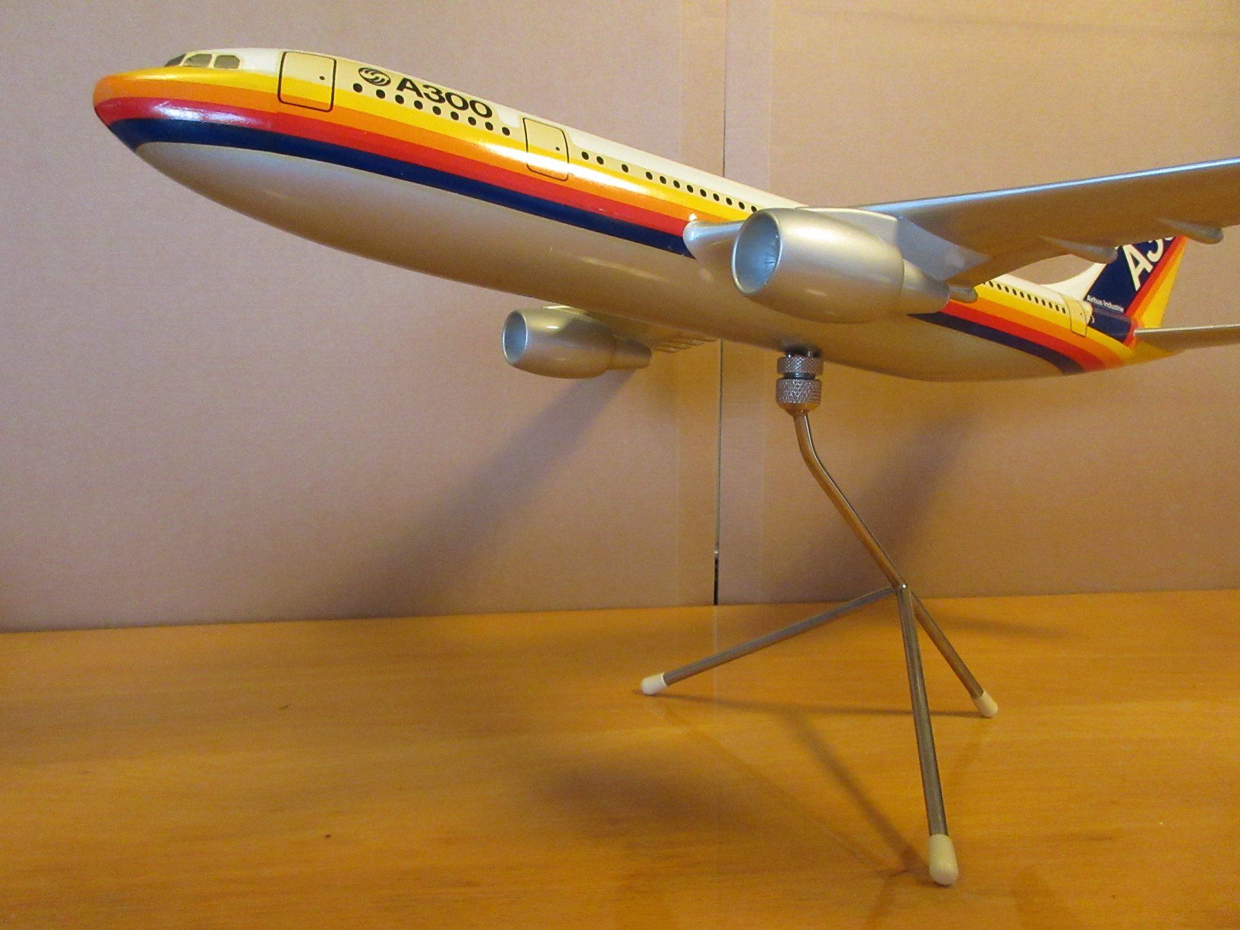 Airbus Kits de montage: Flugzeugmodell Airbus A300,  M : 1/100 – D'occasion à Uster par djet5_vs 6