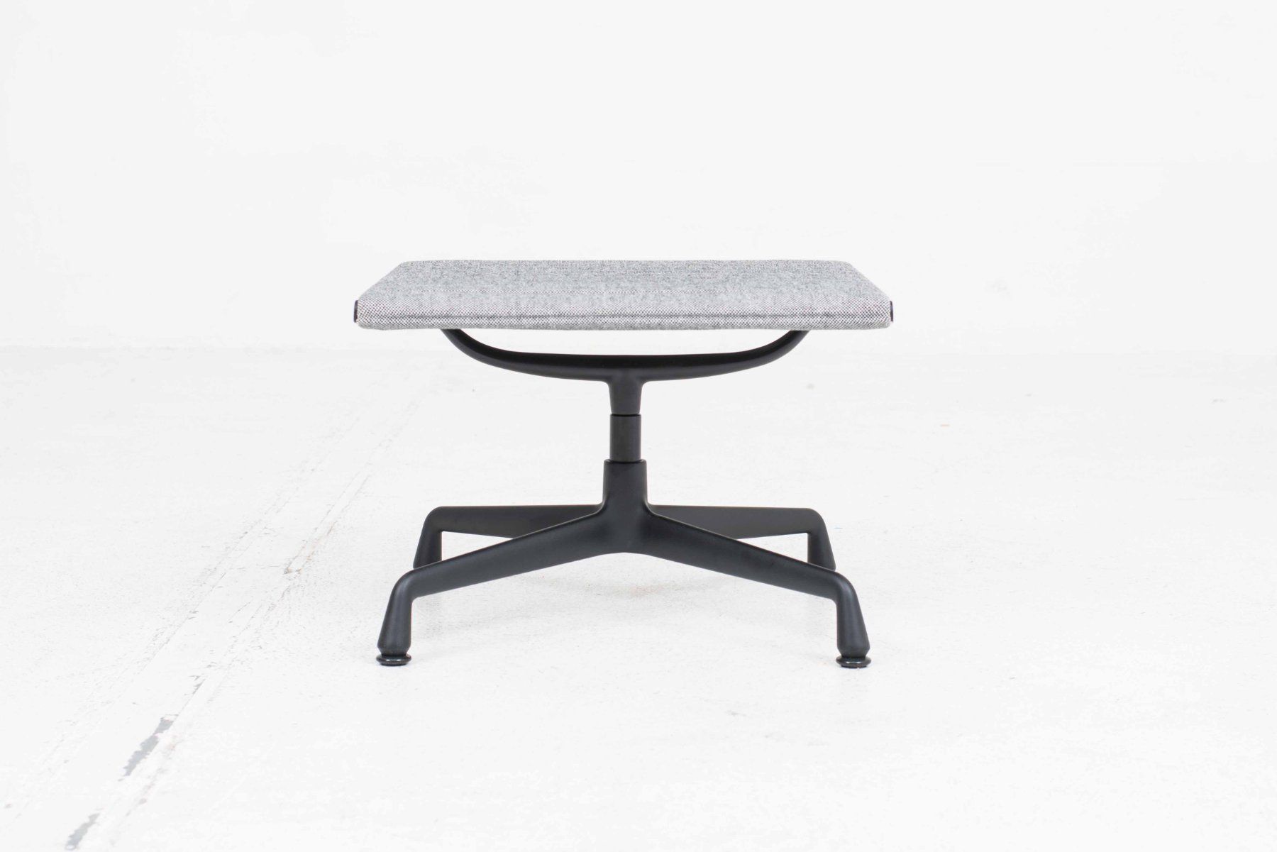 Vitra Sgabelli: Vitra EA 125 Ottoman / Hocker von Charles & Ray Eames - Grau – Usato da Zürich venduto da STUZH38 1