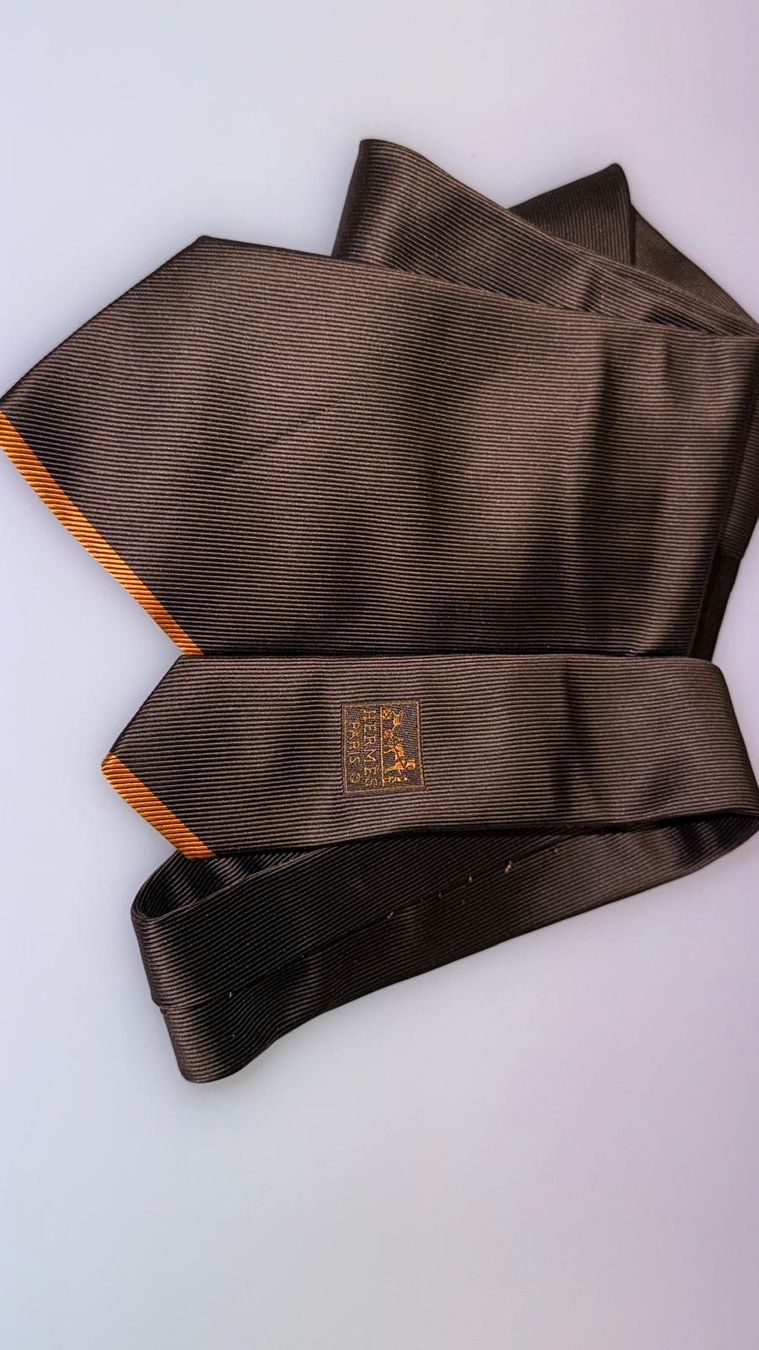 Hermès Krawatten: Krawatte Hermès Seide braun mit orangem Rand  – Neu (gemäss Beschreibung) aus Bolligen von cla_856t