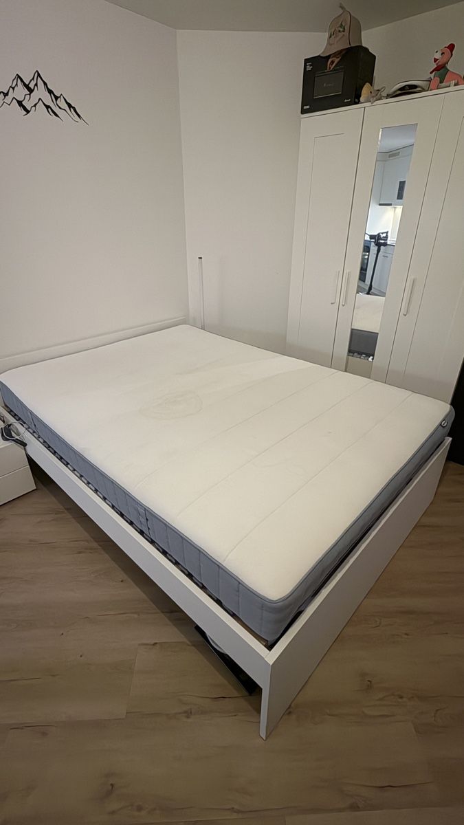Lits: Bettgestell mit Matratze weiss 140x200cm  – D'occasion à Alpnach Dorf par CapKova1