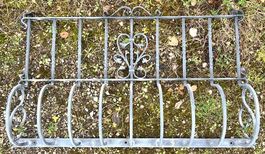 Fenstergitter  mit Blumenauswuchtung