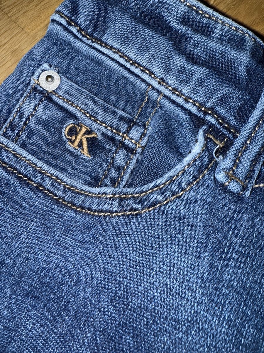 Calvin Klein Pantaloni: Dunkelblaue Calvin-Klein-Kinderjeans – Usato da Aarburg venduto da Da-Lila 3