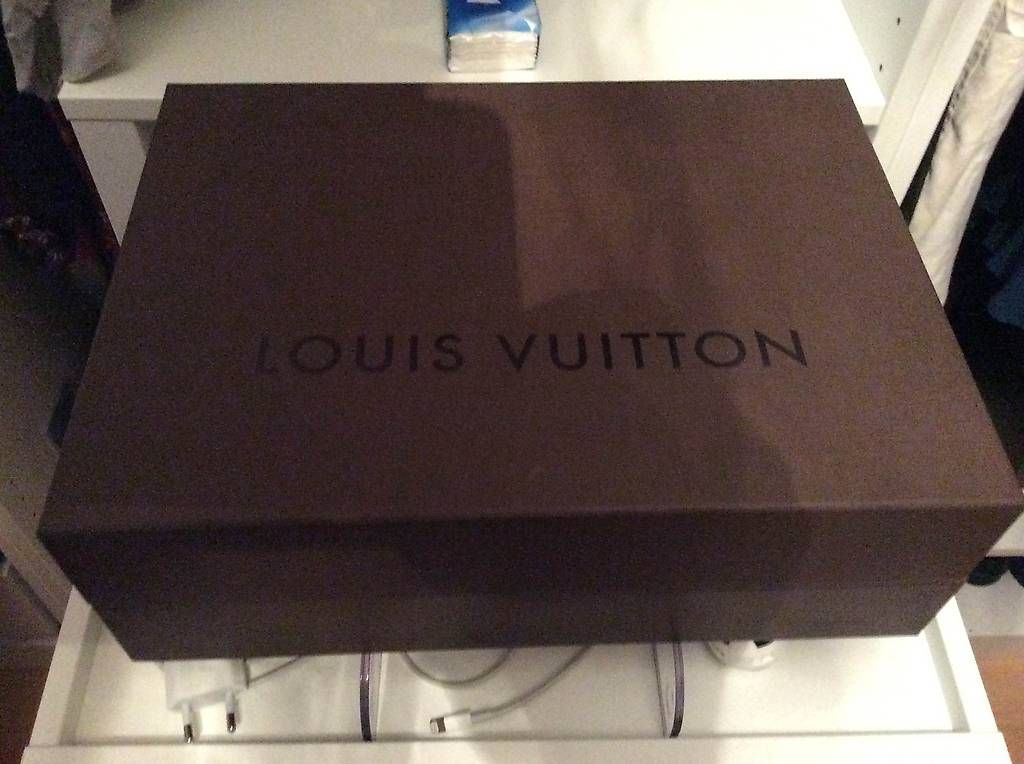 Louis Vuitton Sciarpe: Écharpe Louis Vuitton en laine V – Nuovo e nell'imballaggio originale da Bouveret venduto da seb_rjx8 3