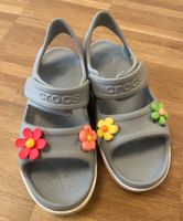 Crocs Sandalen Kinder Grösse J1/2 mit charms Gr 33-34