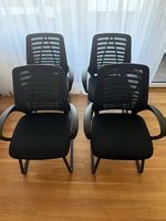 Bequeme Besucherstühle bzw. Konferenzstühle in Schwarz.