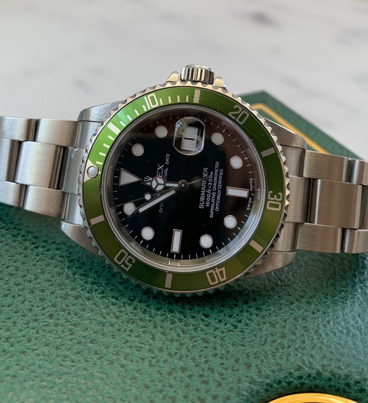 Rolex Orologi: Rolex Submariner Kermit FLAT 4 16610LV - CH-Fullset – Usato da Dotzigen venduto da 24SevenSwiss