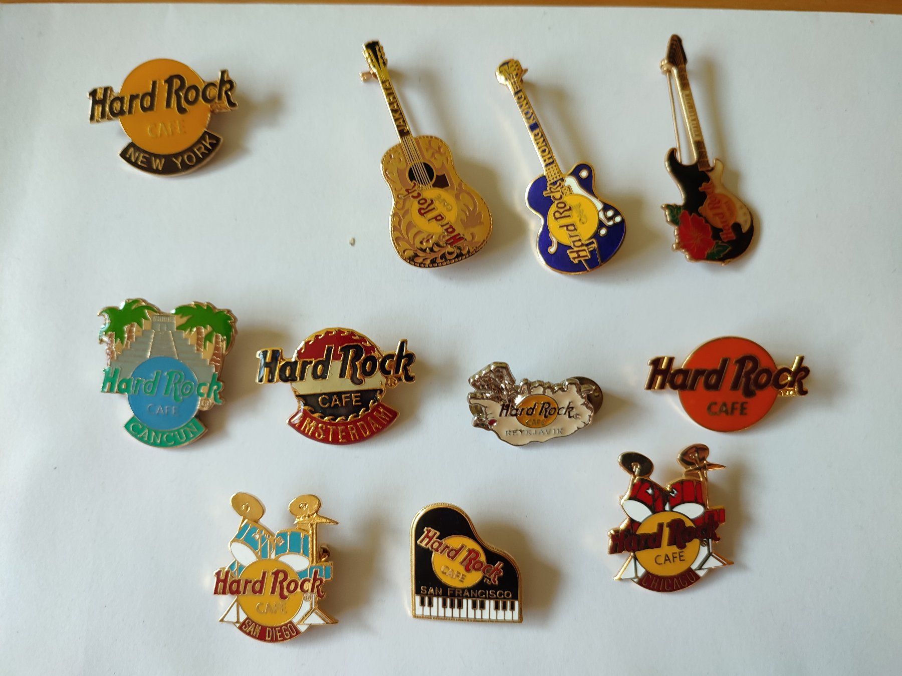 Broschen & Nadeln: 11 Hardrock Pins – Gebraucht aus Winterthur von Priscatg