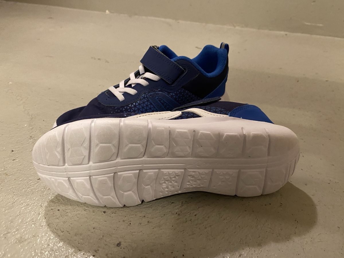 Decathlon Scarpe per ragazzi: Hallenschuhe / sommerliche Sneaker Gr 34 – Usato da Basel venduto da syl_xt7q 1