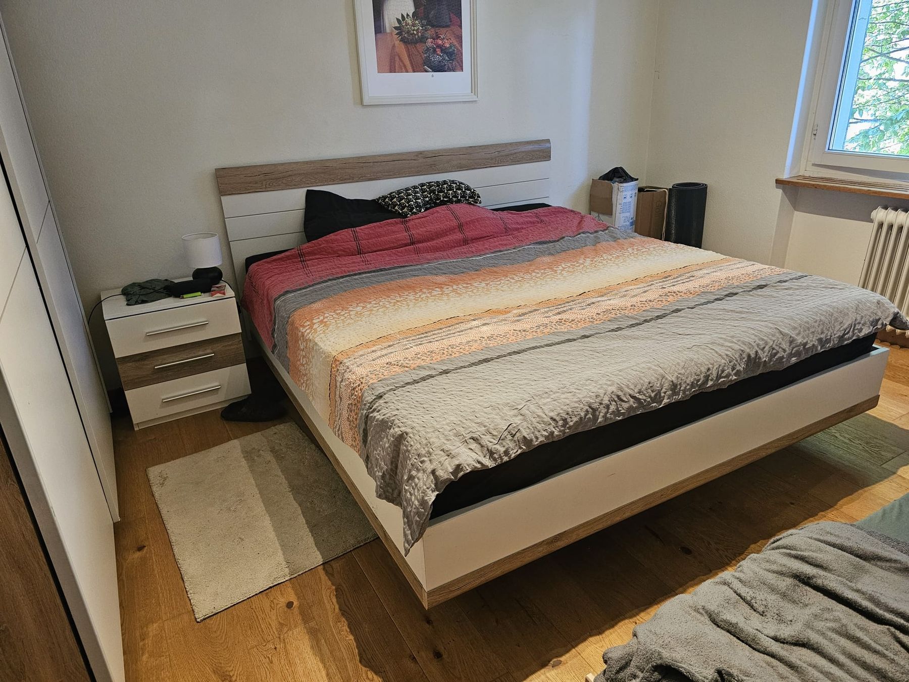 Betten: Bett mit Nachttisch und Lattenrost 180x200cm gebraucht – Gebraucht aus Zürich von mar_cq9y