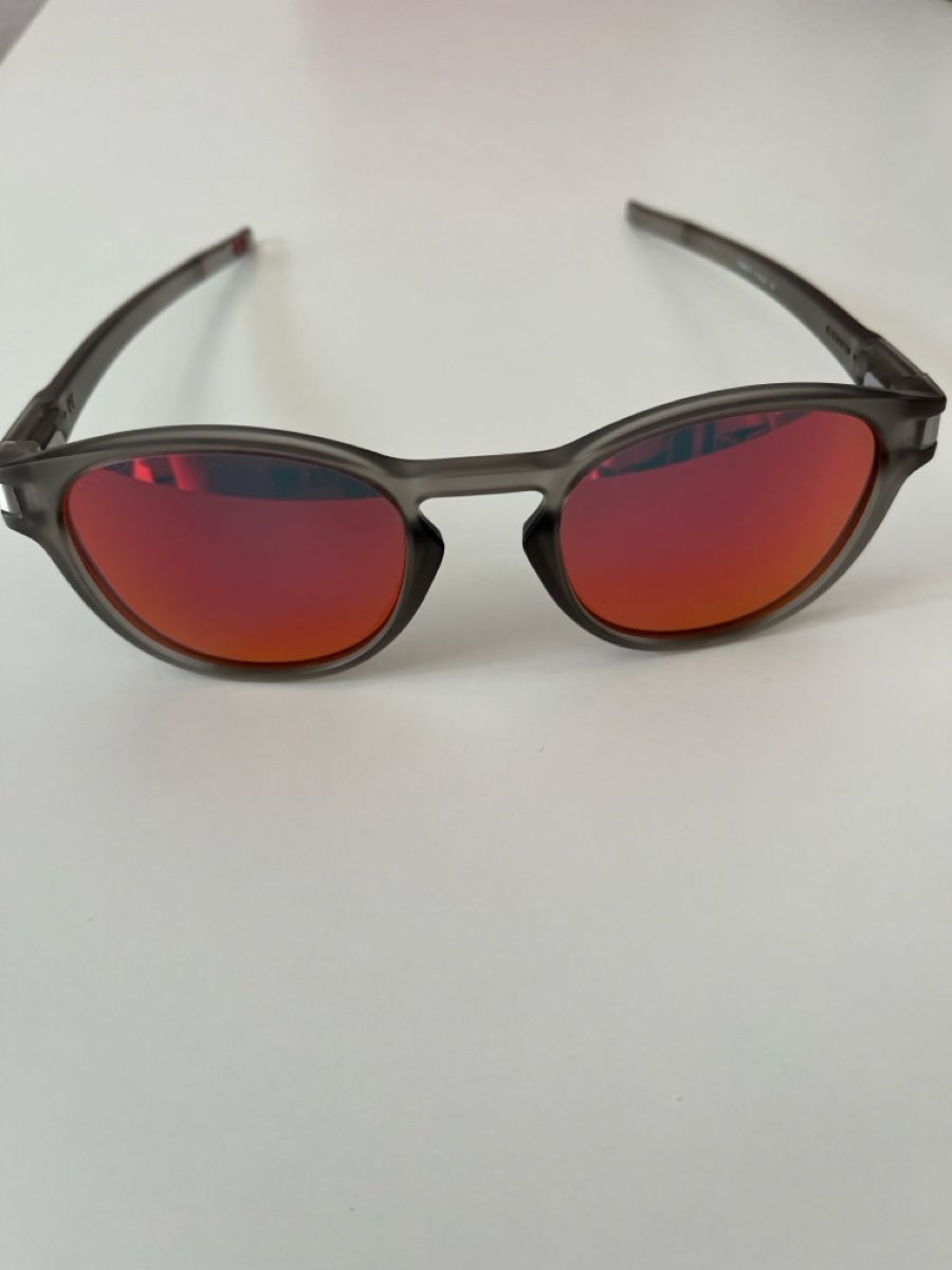 Oakley Lunettes & Verres: Oakley Latch Sunglasses grey frame red lenses – D'occasion à Ascona par MuhadDib