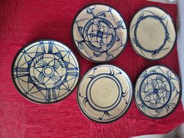 5 assiettes à dessert en céramique signées C27