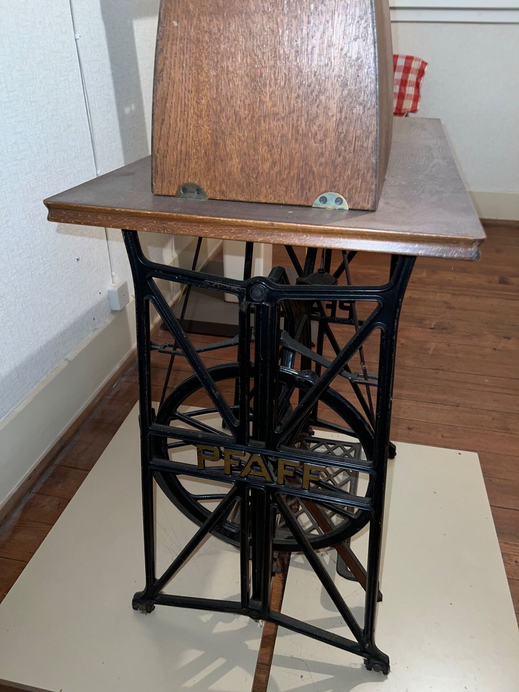 Pfaff Macchine da cucire: Pfaff / Nähmaschine / Antik – Usato da aarwangen venduto da Butzi99 1