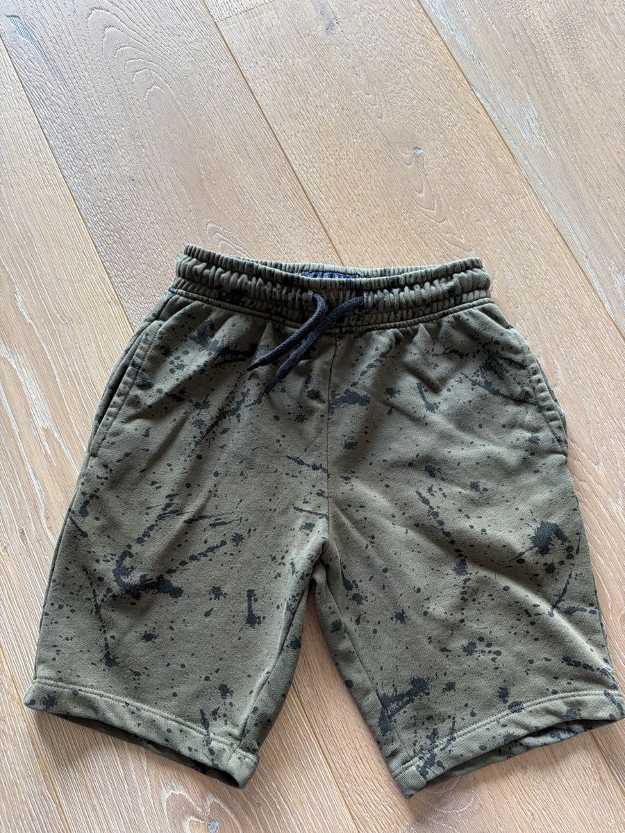 Next Hosen: Shorts von Next Grösse 128 – Gebraucht aus Aarburg von cha_6t8j