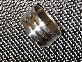 AISI Ring, Edelstahl Ring mit Streifen-Muster. Gr. 23