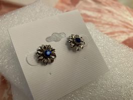 Elegante, silberfarbene Ohrstecker "Blume" mit blauem Stein