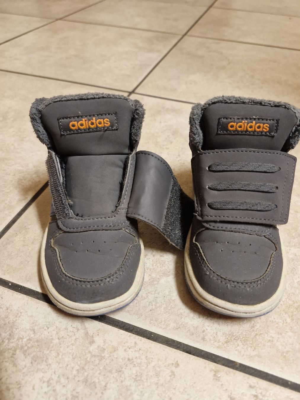 Adidas Schuhe für Jungen: Kinder schuh Gr.24 – Gebraucht aus Disentis/Mustér von epa_862v 2
