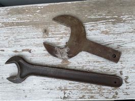 2 Stk. antike Schraubenschlüssel, Rostpatina, Grösse 46+80