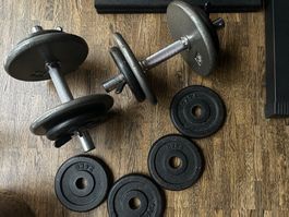 2 x Hantelset mit Scheiben (insgesamt Scheiben für 40 Kg)