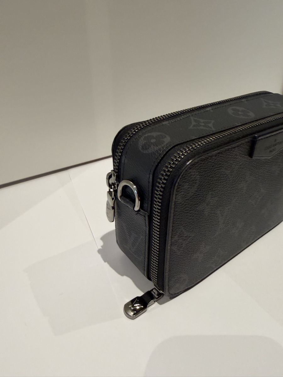 Portafogli: Louis Vuitton, Alpha Wearable Wallet NM (Eclipse Monogram) – Nuovo (secondo la descrizione) da Richterswil venduto da jam_rwv8 3