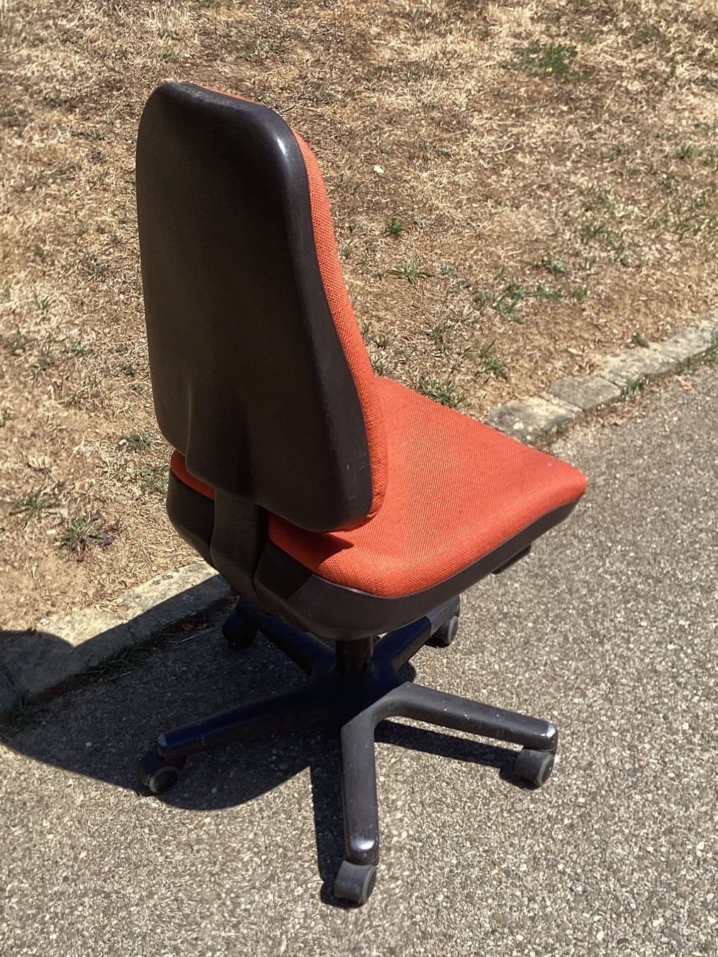 Stühle: Chaise de bureau orange, dossier réglable, bon état – Gebraucht aus DELéMONT von phi_nono 2