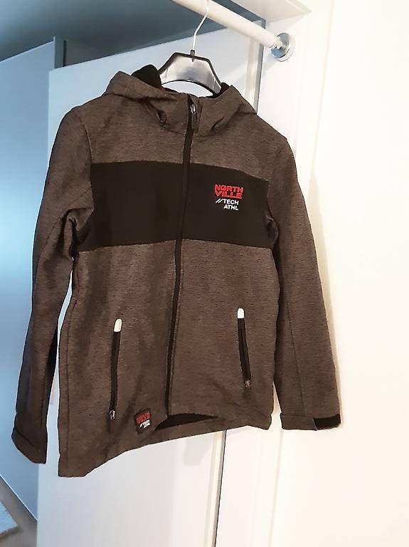 Vestes: Hardshell-Jacke Grösse 152 – D'occasion à Gossau SG par lor_tvn6
