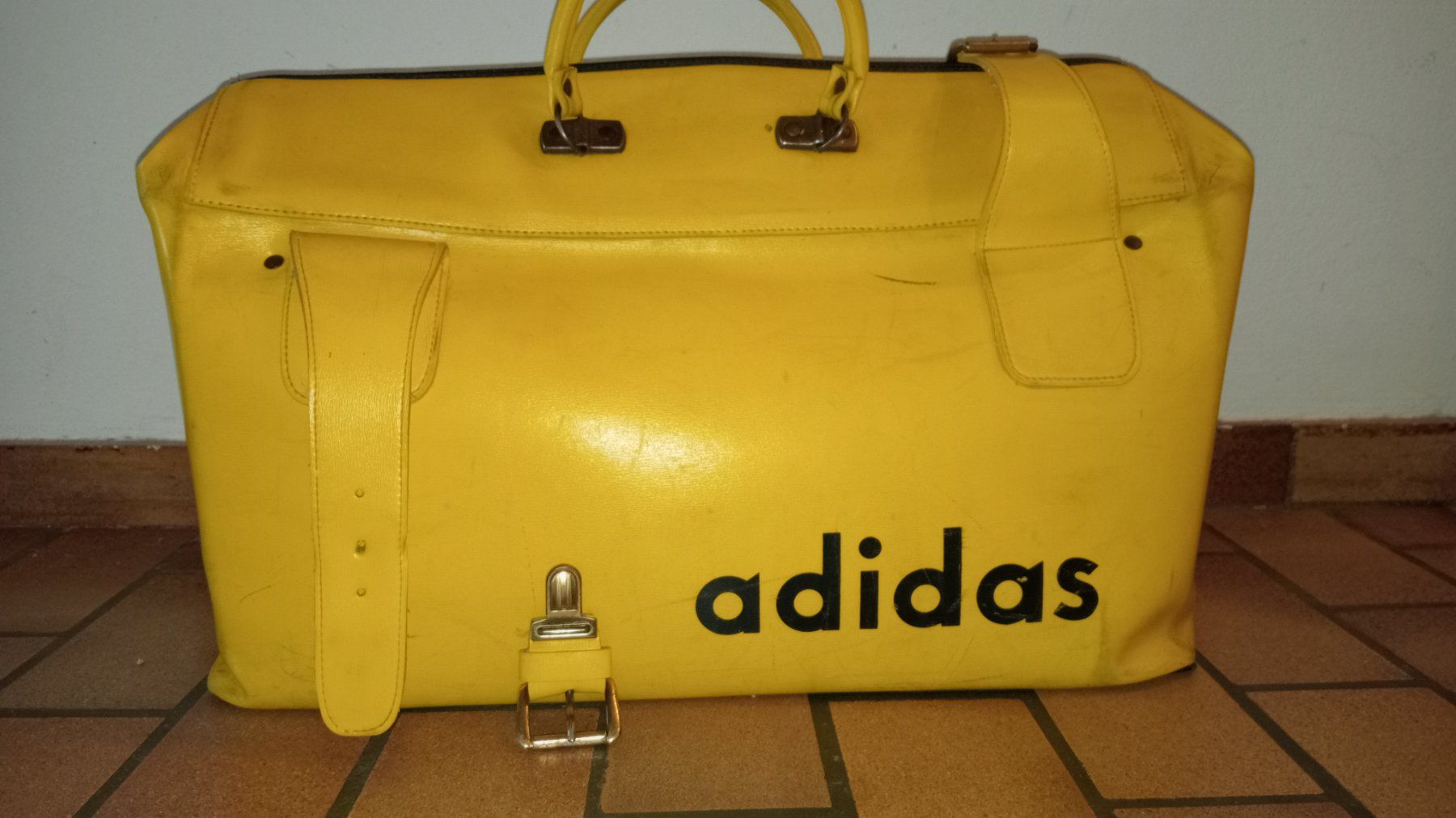 Adidas Taschen: Adidas Leder Tasche Vintage – Gebraucht aus Wallisellen von DucanIntertribal 2