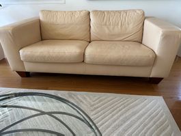 Canapé deux places en cuir, beige, avec pouf